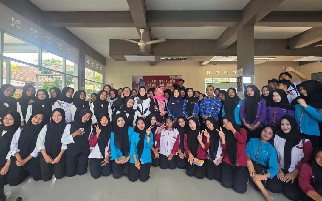 Sarjana Terapan Desain Mode Fakultas Vokasi UM Kenalkan Ekosistem Industri Mode kepada Siswa SMKN 1 Gerung